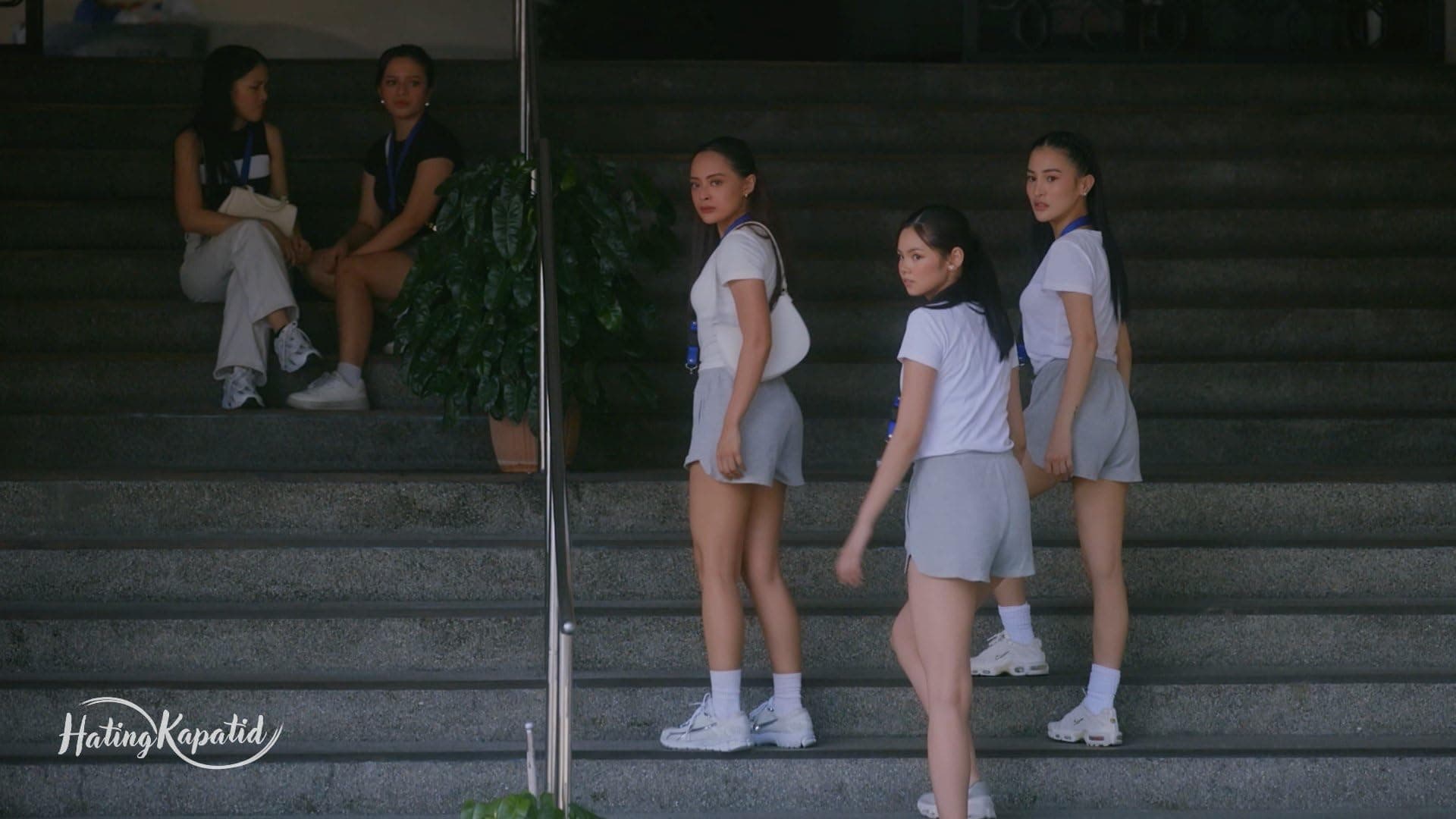 Hating Kapatid: Paggagamit ni Via